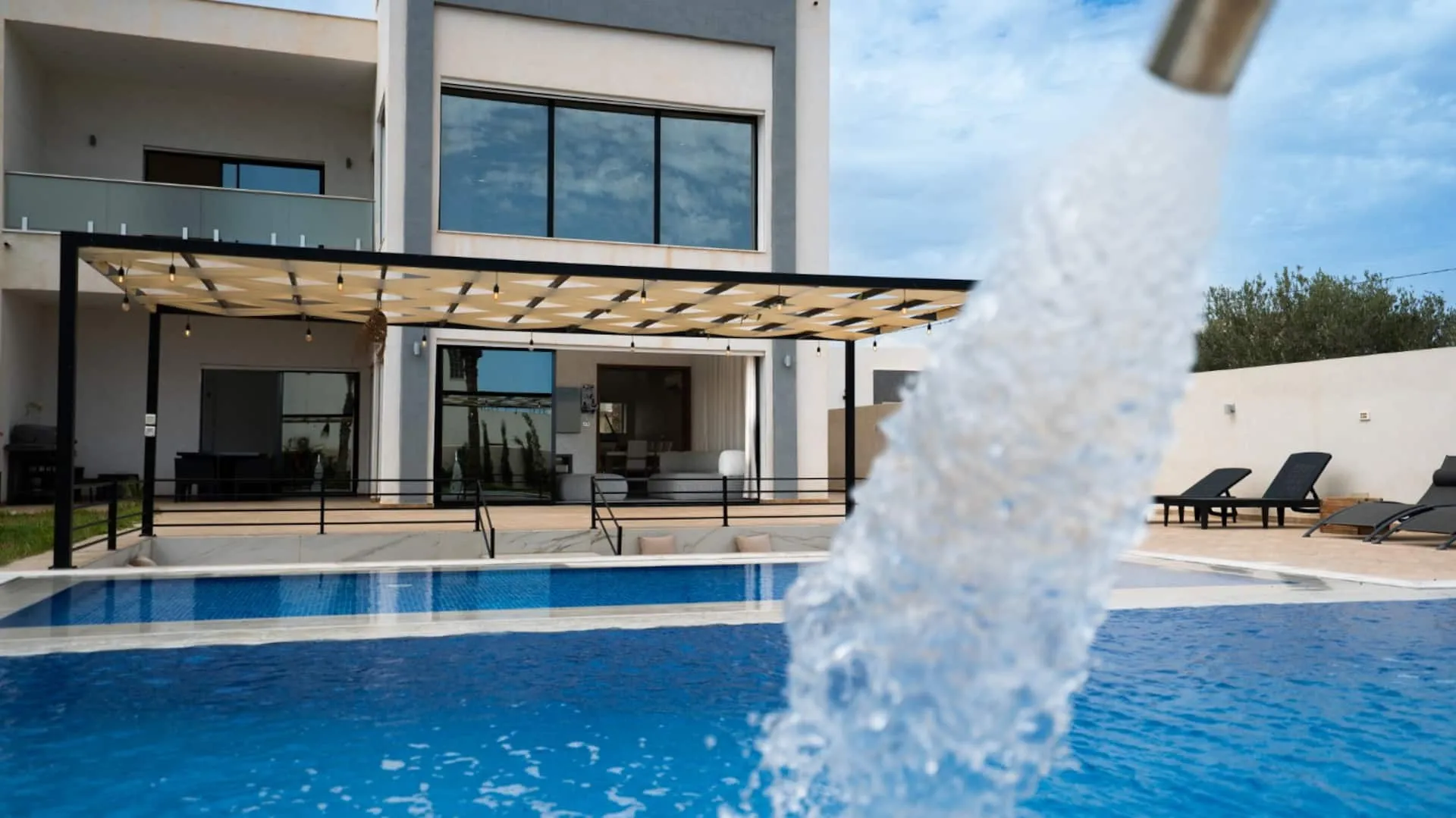 Piscine privée et façade contemporaine de la Villa Five Palm à Midoun, Djerba
